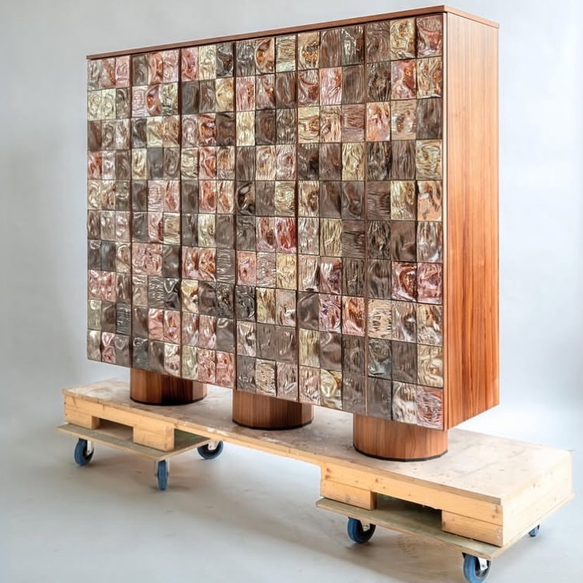 sırlı seramik kapaklı özel üretim büfe, ceviz gövdeli özel ölçü sideboard, çok renkli seramik panelli sipariş mobilya, silindirik ayaklı ısmarlama mobilya büfe, luxury dining room için yüksek depolama büfesi