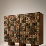 sırlı seramik kapaklı özel üretim büfe, ceviz gövdeli özel ölçü sideboard, çok renkli seramik panelli sipariş mobilya, silindirik ayaklı ısmarlama mobilya büfe, luxury dining room için yüksek depolama büfesi