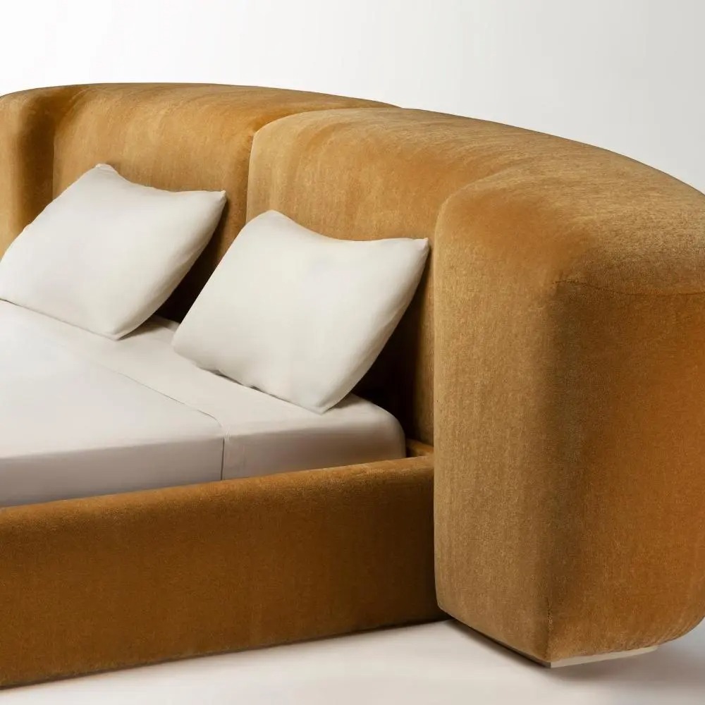 kavisli başlıklı modern karyola, döşemeli tasarım yatak, özel üretim kumaş kaplı karyola, yumuşak form minimal yatak, ısmarlama modern karyola