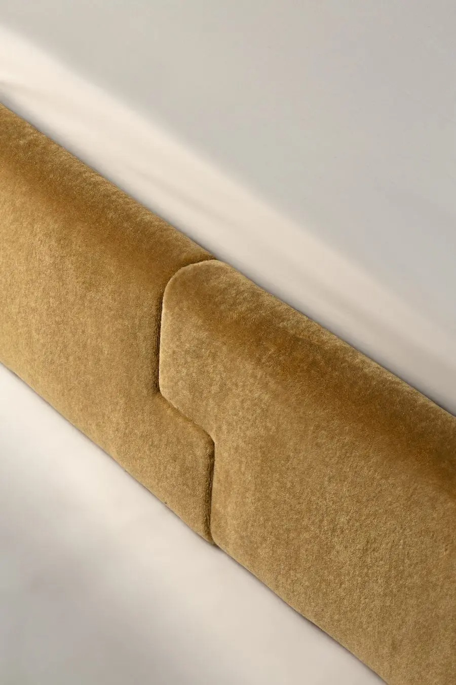 kavisli başlıklı modern karyola, döşemeli tasarım yatak, özel üretim kumaş kaplı karyola, yumuşak form minimal yatak, ısmarlama modern karyola