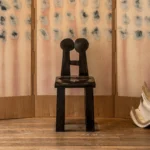 brutalist ahşap sandalye, siyah modern dining chair, özel üretim sculptural sandalye, monolitik contemporary chair, collectible tasarım yemek sandalyesi