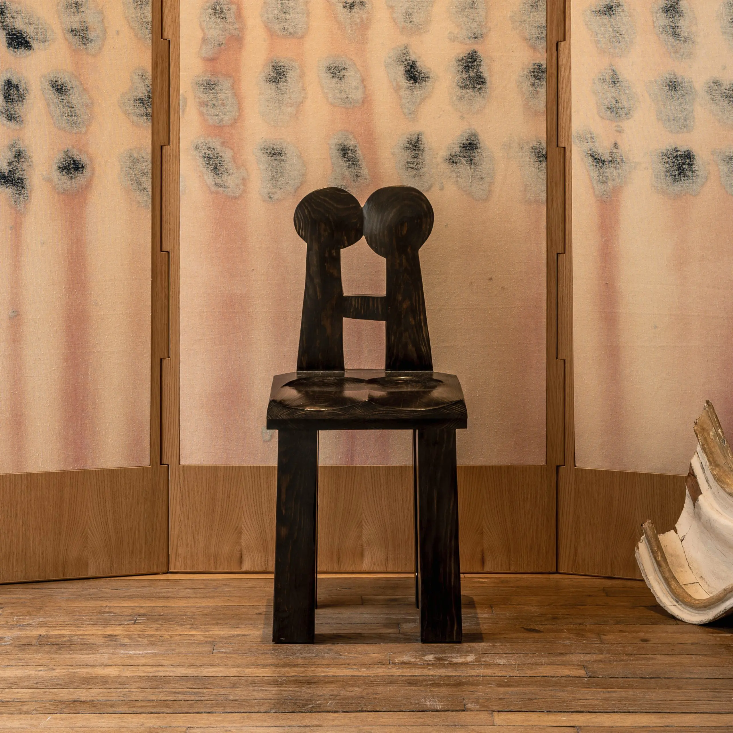 brutalist ahşap sandalye, siyah modern dining chair, özel üretim sculptural sandalye, monolitik contemporary chair, collectible tasarım yemek sandalyesi