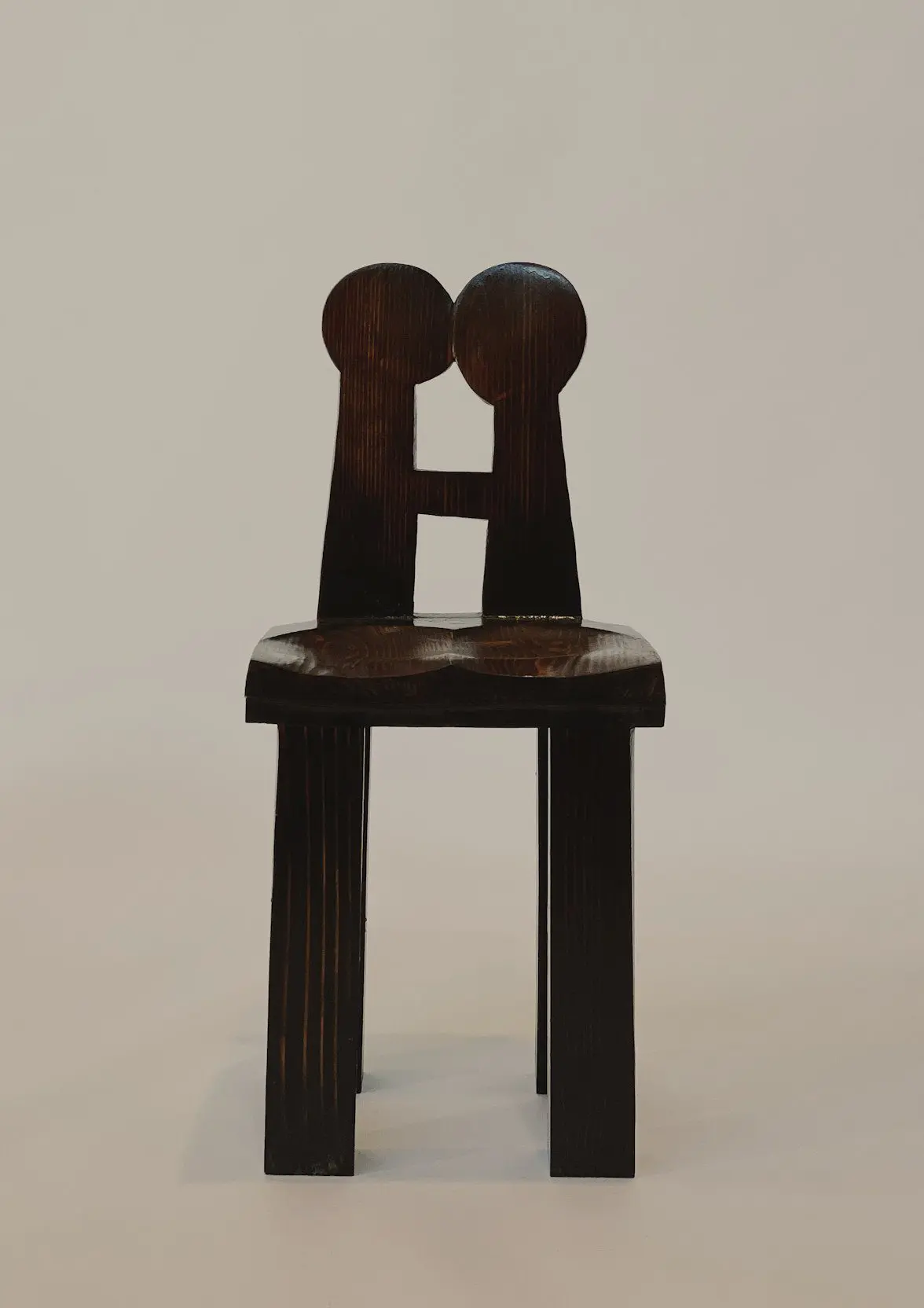 brutalist ahşap sandalye, siyah modern dining chair, özel üretim sculptural sandalye, monolitik contemporary chair, collectible tasarım yemek sandalyesi