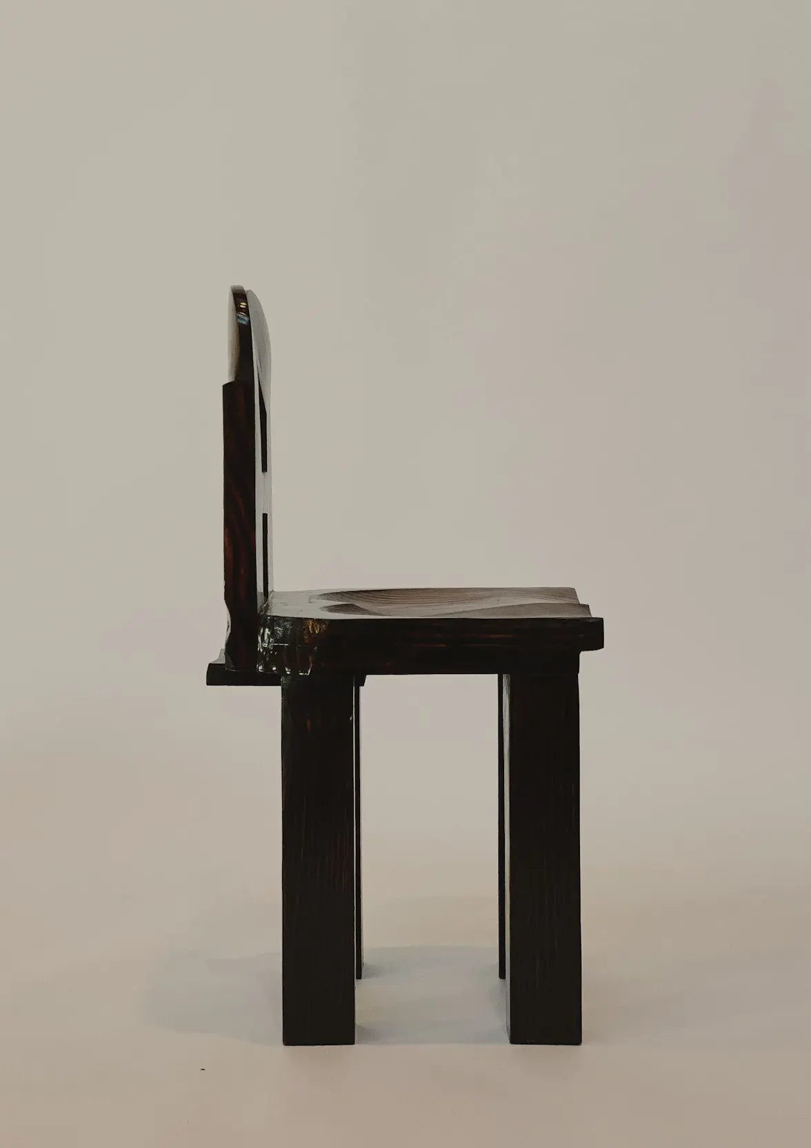 brutalist ahşap sandalye, siyah modern dining chair, özel üretim sculptural sandalye, monolitik contemporary chair, collectible tasarım yemek sandalyesi