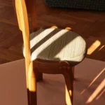 siyah meşe modern sandalye, minimal contemporary dining chair, özel üretim organik sandalye, sculptural ahşap yemek sandalyesi, soft brutalist tasarım chair