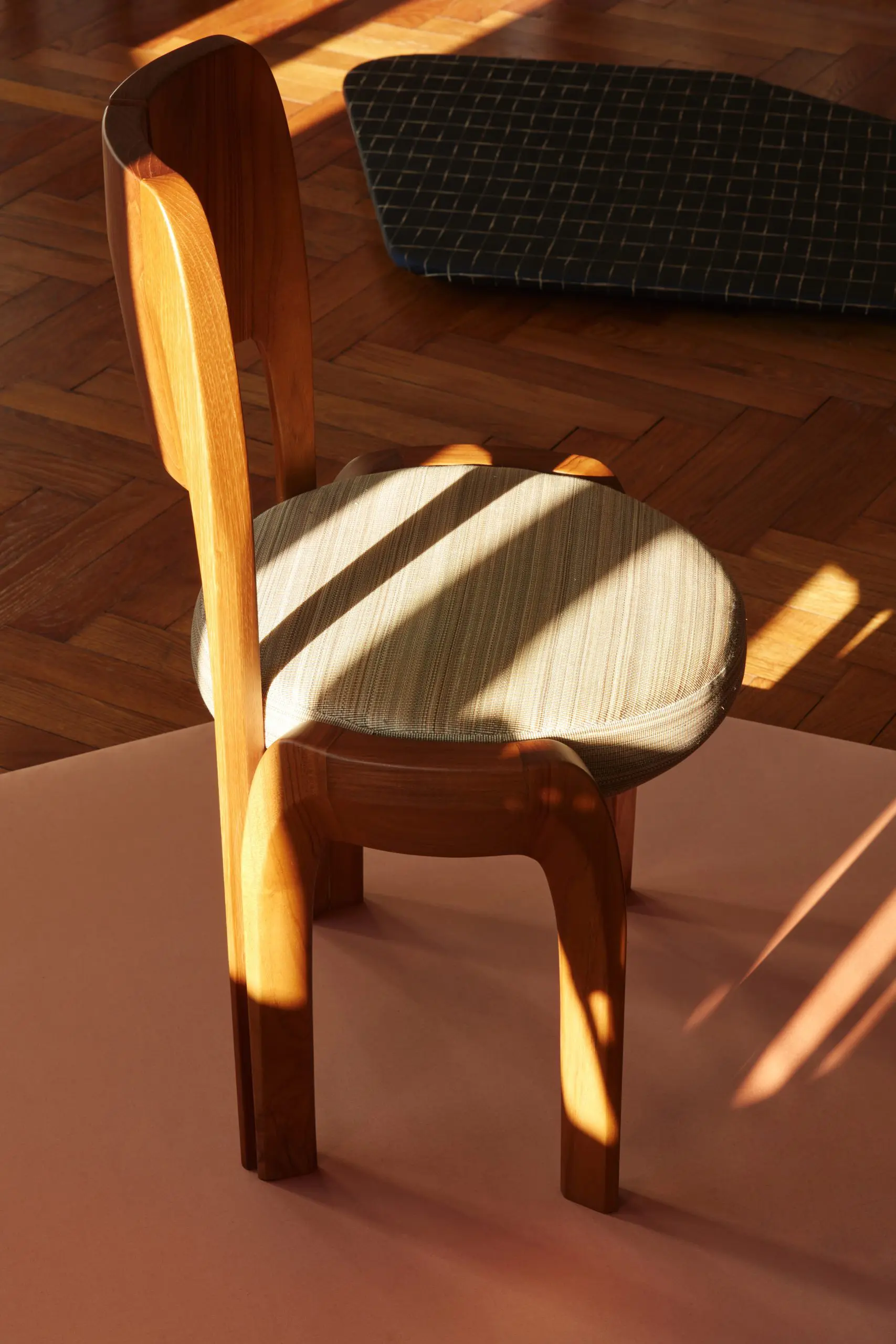siyah meşe modern sandalye, minimal contemporary dining chair, özel üretim organik sandalye, sculptural ahşap yemek sandalyesi, soft brutalist tasarım chair