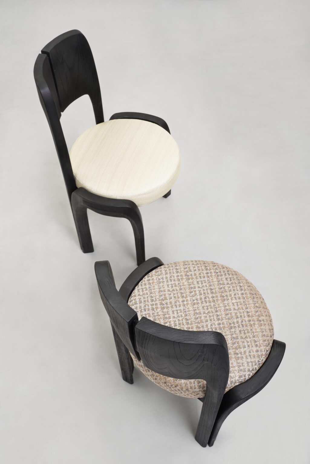 siyah meşe modern sandalye, minimal contemporary dining chair, özel üretim organik sandalye, sculptural ahşap yemek sandalyesi, soft brutalist tasarım chair