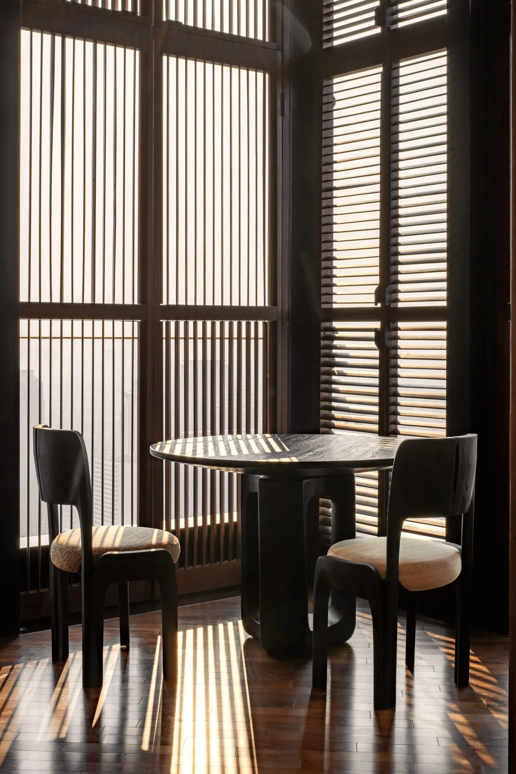 siyah meşe modern sandalye, minimal contemporary dining chair, özel üretim organik sandalye, sculptural ahşap yemek sandalyesi, soft brutalist tasarım chair