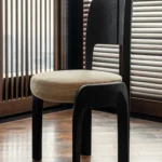 siyah meşe modern sandalye, minimal contemporary dining chair, özel üretim organik sandalye, sculptural ahşap yemek sandalyesi, soft brutalist tasarım chair