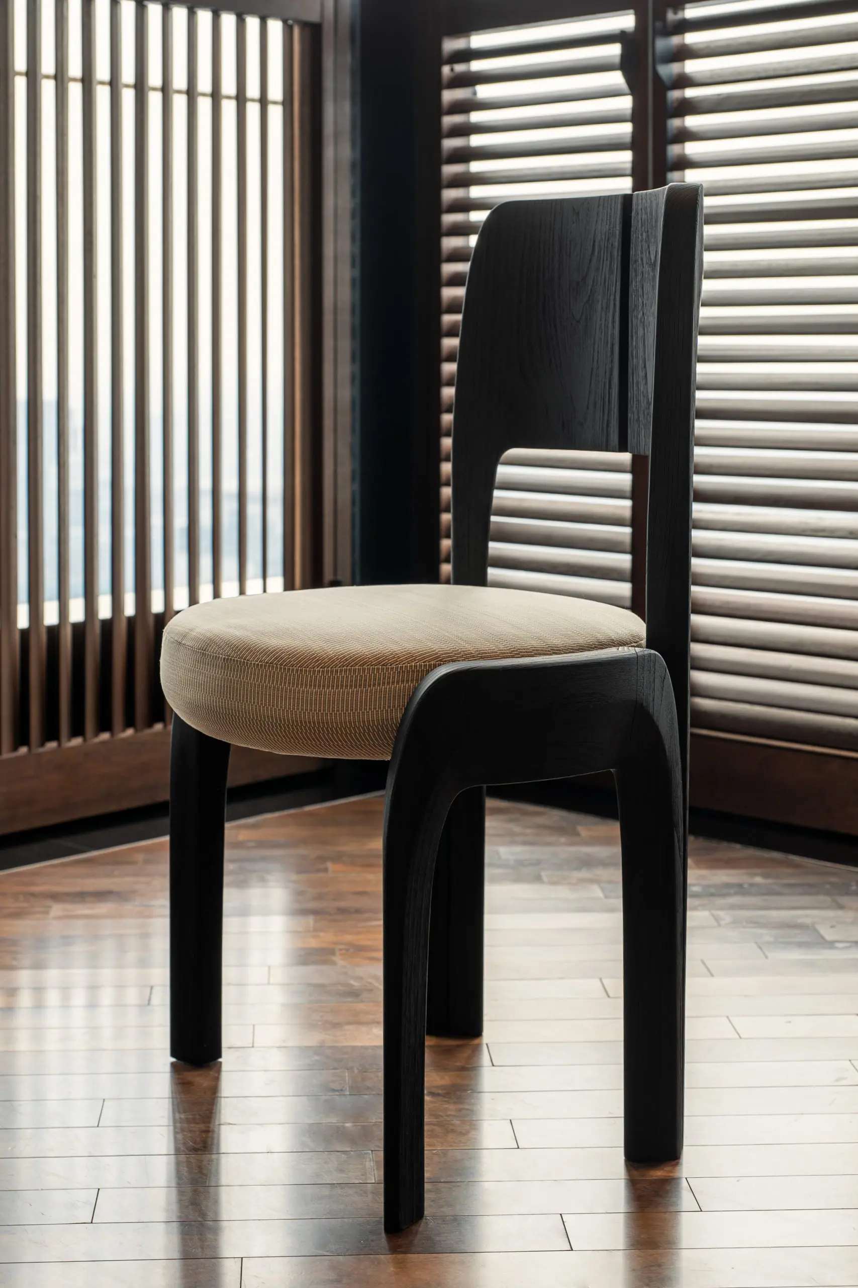 siyah meşe modern sandalye, minimal contemporary dining chair, özel üretim organik sandalye, sculptural ahşap yemek sandalyesi, soft brutalist tasarım chair