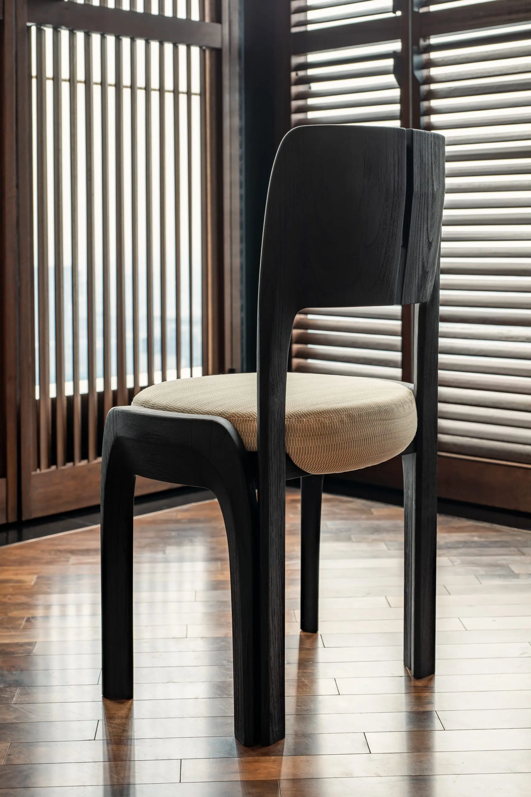 siyah meşe modern sandalye, minimal contemporary dining chair, özel üretim organik sandalye, sculptural ahşap yemek sandalyesi, soft brutalist tasarım chair