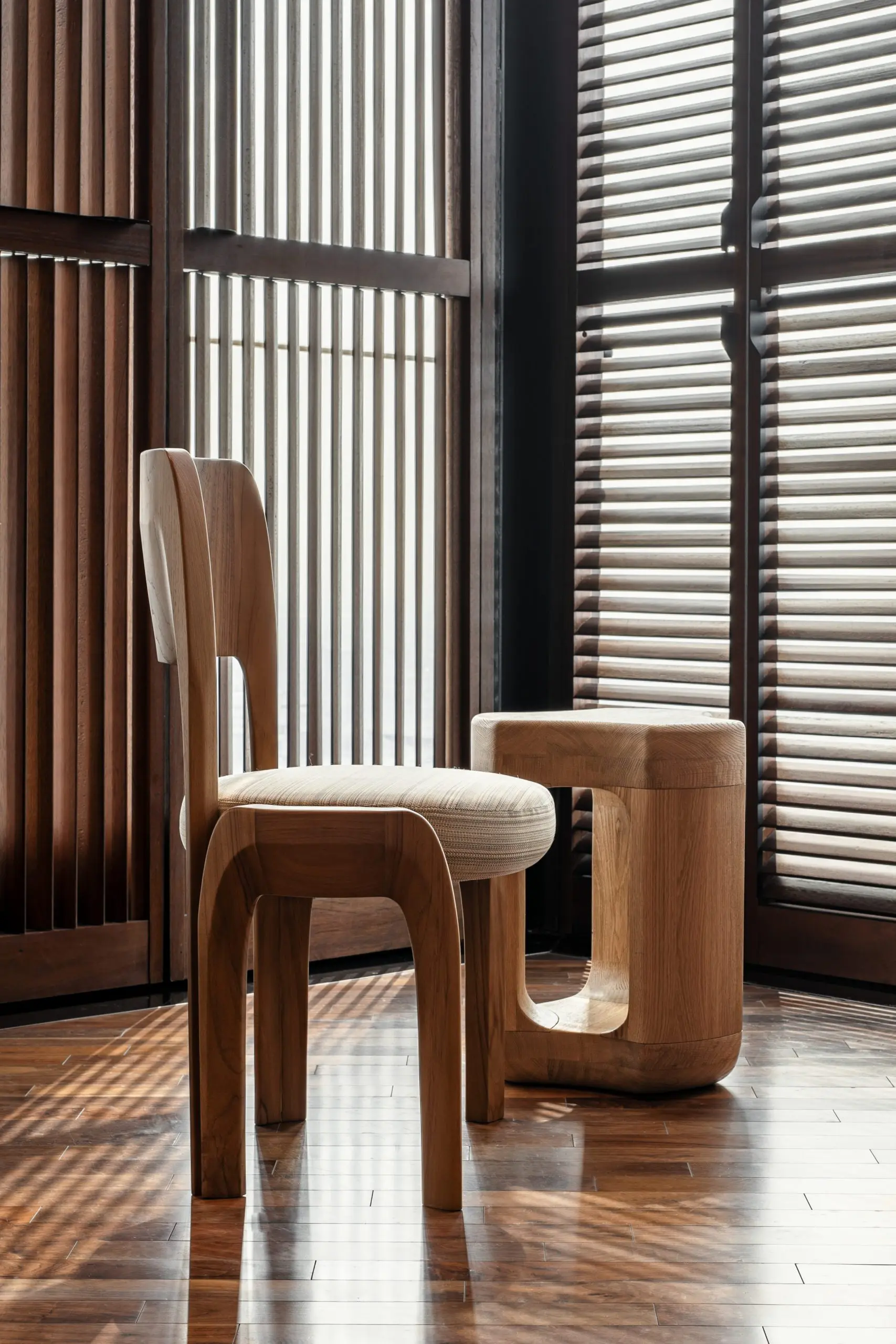 siyah meşe modern sandalye, minimal contemporary dining chair, özel üretim organik sandalye, sculptural ahşap yemek sandalyesi, soft brutalist tasarım chair