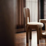 siyah meşe modern sandalye, minimal contemporary dining chair, özel üretim organik sandalye, sculptural ahşap yemek sandalyesi, soft brutalist tasarım chair