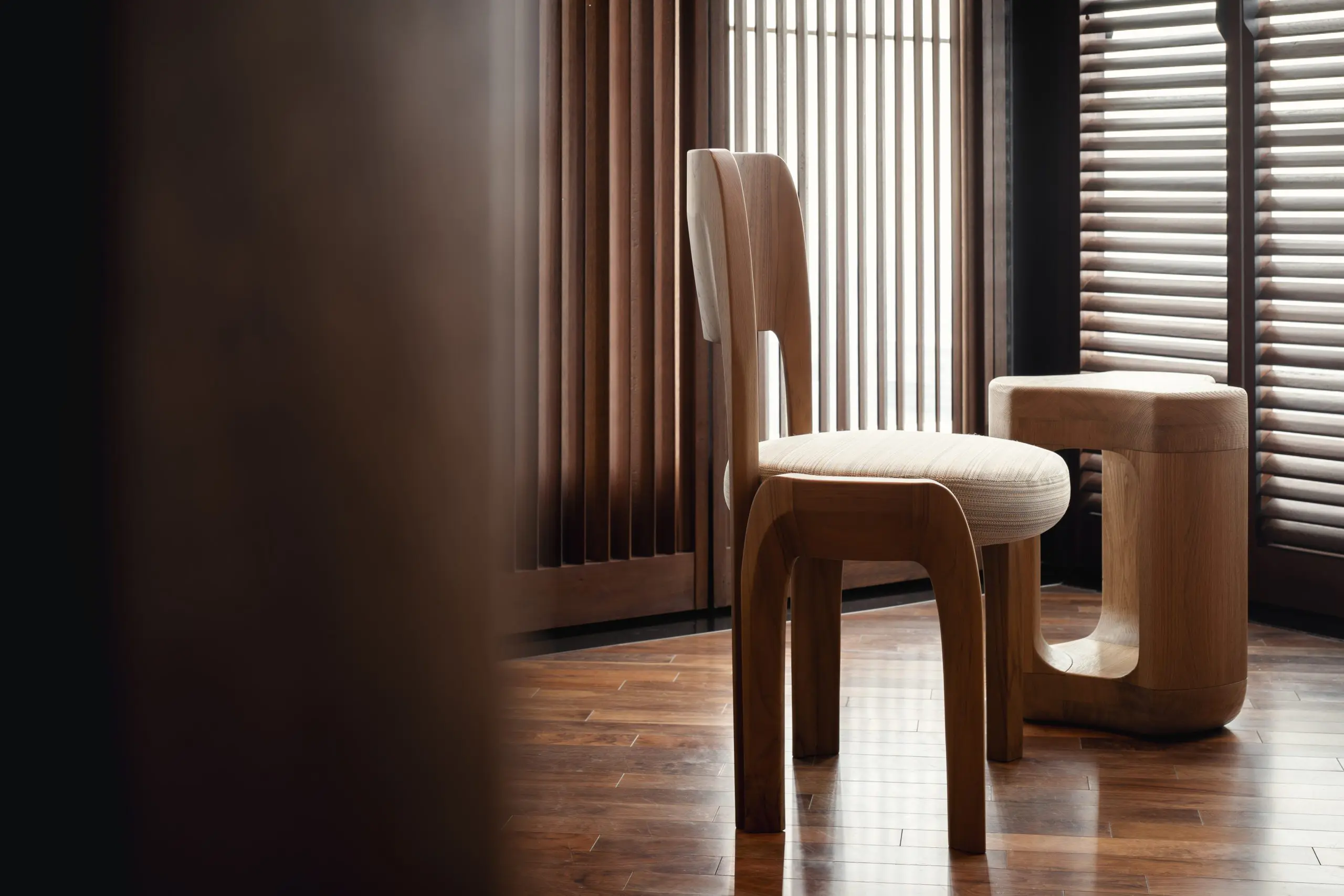 siyah meşe modern sandalye, minimal contemporary dining chair, özel üretim organik sandalye, sculptural ahşap yemek sandalyesi, soft brutalist tasarım chair