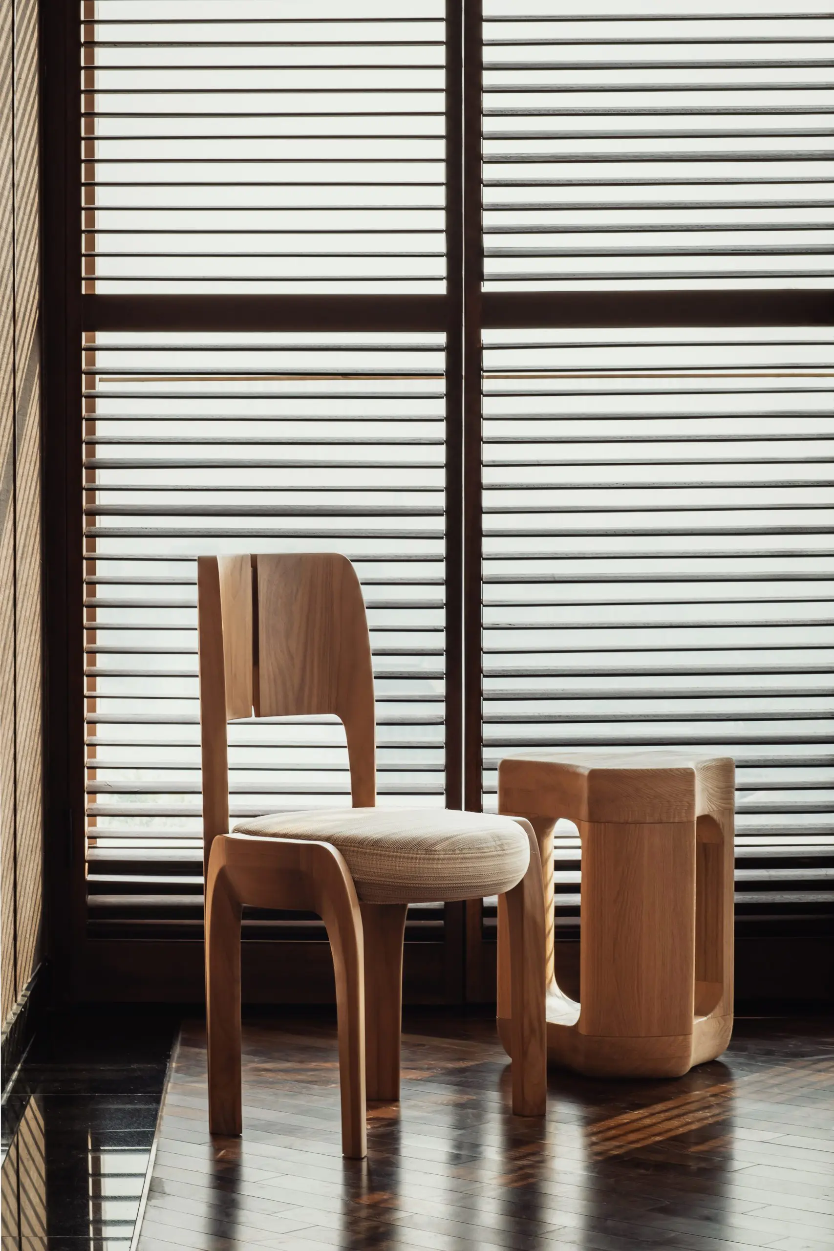 siyah meşe modern sandalye, minimal contemporary dining chair, özel üretim organik sandalye, sculptural ahşap yemek sandalyesi, soft brutalist tasarım chair