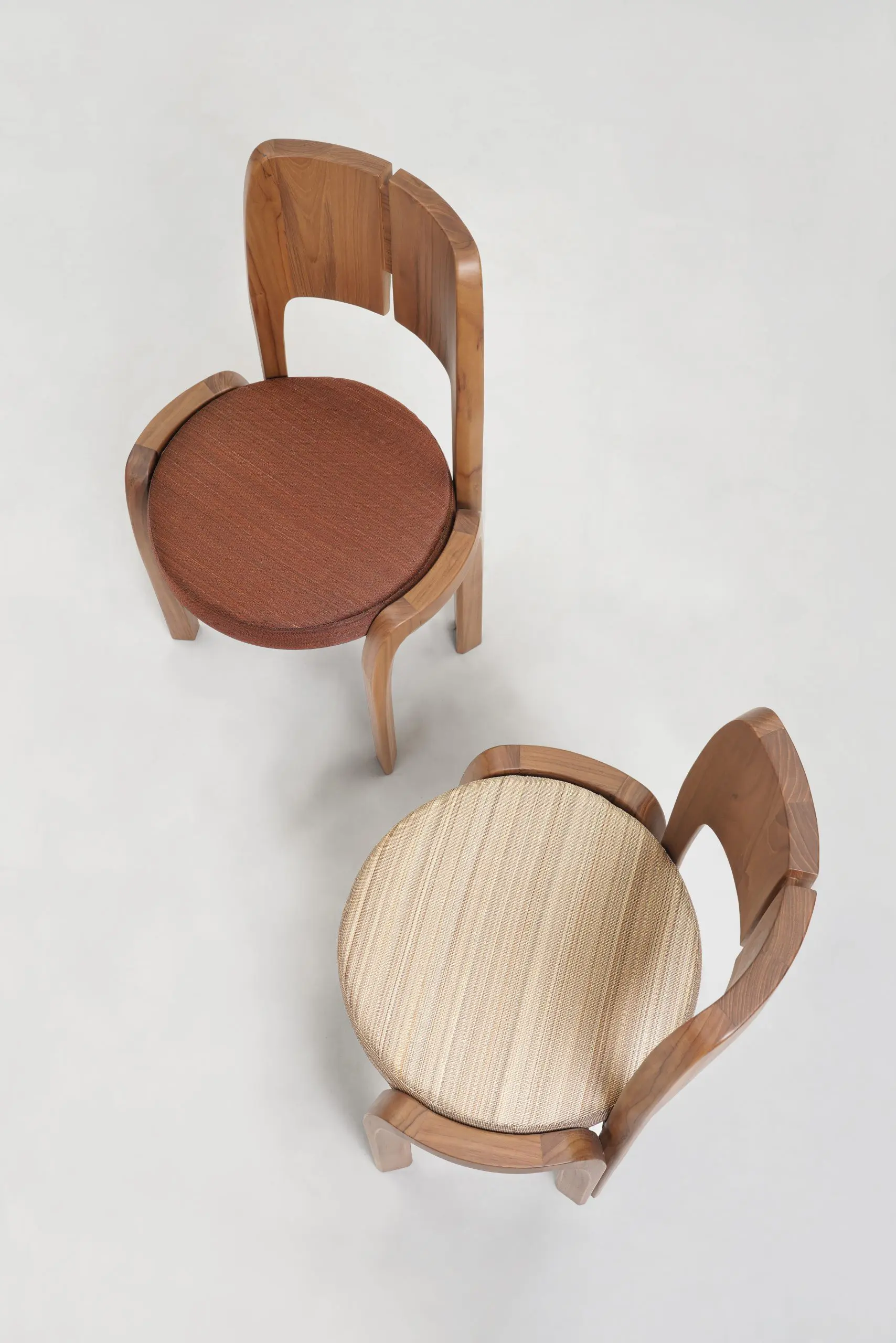 siyah meşe modern sandalye, minimal contemporary dining chair, özel üretim organik sandalye, sculptural ahşap yemek sandalyesi, soft brutalist tasarım chair