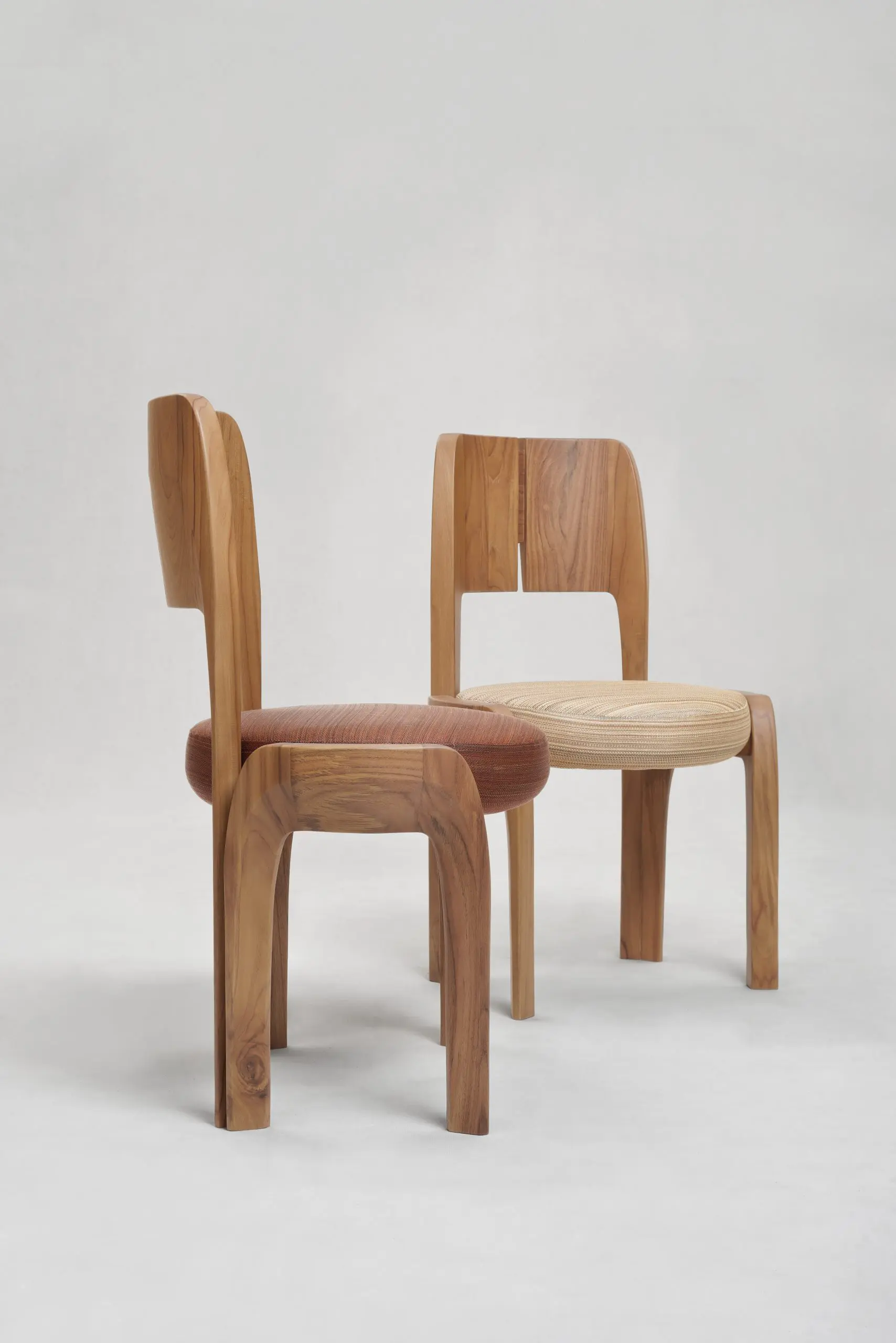 siyah meşe modern sandalye, minimal contemporary dining chair, özel üretim organik sandalye, sculptural ahşap yemek sandalyesi, soft brutalist tasarım chair