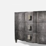 gri dokulu özel üretim şifonyer, dalgalı cepheli özel ölçü dresser, metal kulplu sipariş mobilya şifonyer, konik ayaklı ısmarlama mobilya depolama ünitesi, art deco luxury yatak odası şifonyeri