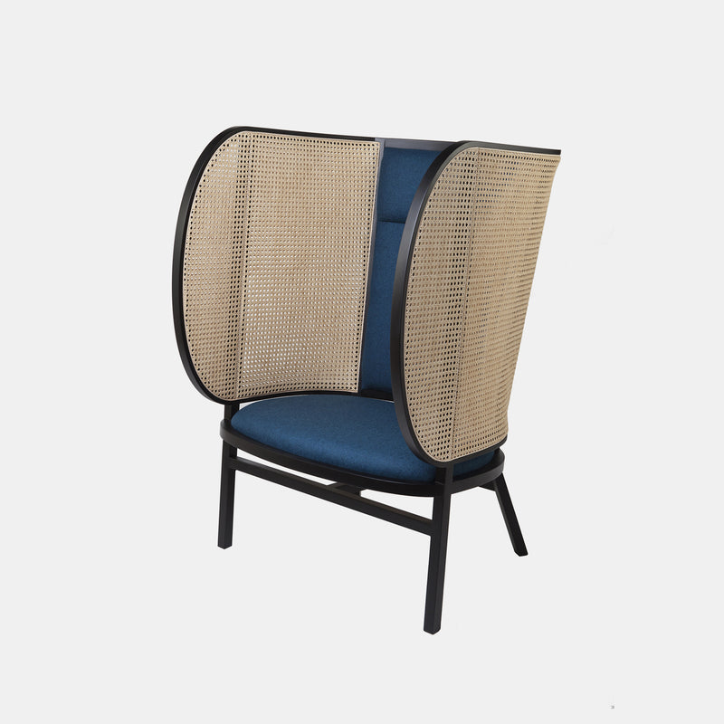 rattan hasır sırtlı özel üretim koltuk, mavi döşemeli özel ölçü lounge koltuk, siyah ahşap gövdeli sipariş mobilya, yüksek kanatlı ısmarlama mobilya koltuk, doğal hasır panelli modern tekli koltuk