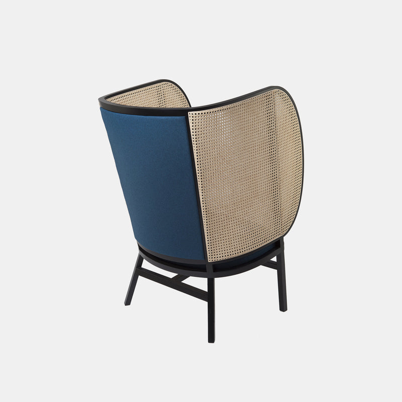 rattan hasır sırtlı özel üretim koltuk, mavi döşemeli özel ölçü lounge koltuk, siyah ahşap gövdeli sipariş mobilya, yüksek kanatlı ısmarlama mobilya koltuk, doğal hasır panelli modern tekli koltuk