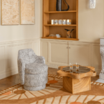 modern lounge koltuk, organik formlu contemporary chair, özel üretim minimal koltuk, keten dokulu sculptural lounge chair, butik otel tarzı tasarım koltuk