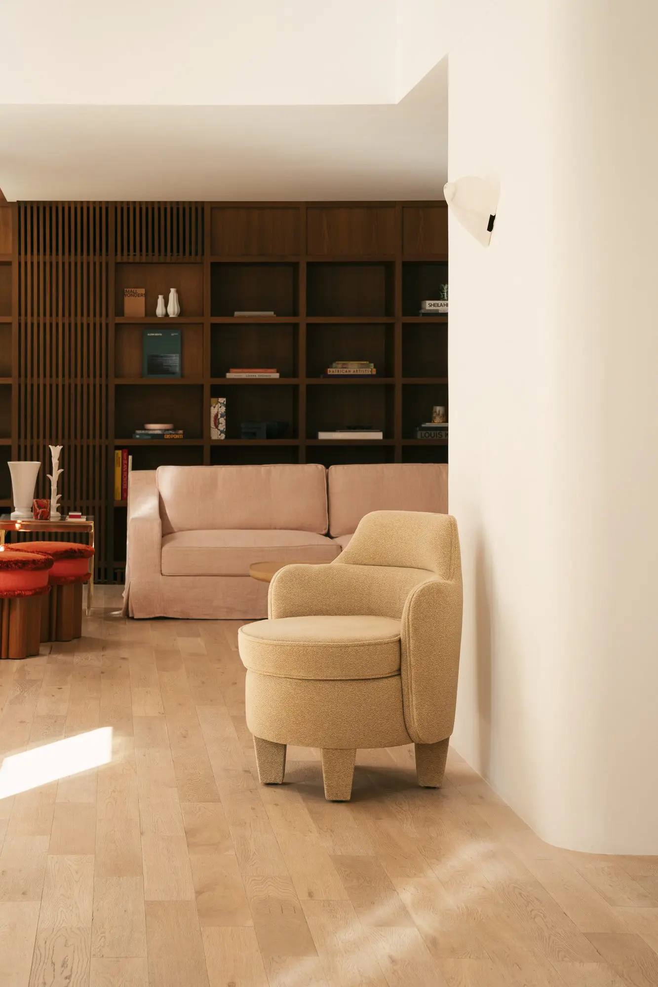 modern lounge koltuk, organik formlu contemporary chair, özel üretim minimal koltuk, keten dokulu sculptural lounge chair, butik otel tarzı tasarım koltuk