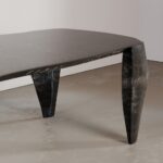 siyah dumanlı ahşap özel üretim masa, heykelsi ayaklı özel ölçü yemek masası, organik tablalı sipariş mobilya masa, kanat ayaklı ısmarlama mobilya tasarımı, modern lüks siyah dining table
