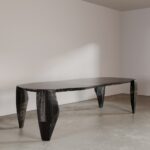 siyah dumanlı ahşap özel üretim masa, heykelsi ayaklı özel ölçü yemek masası, organik tablalı sipariş mobilya masa, kanat ayaklı ısmarlama mobilya tasarımı, modern lüks siyah dining table