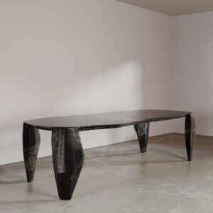 siyah dumanlı ahşap özel üretim masa, heykelsi ayaklı özel ölçü yemek masası, organik tablalı sipariş mobilya masa, kanat ayaklı ısmarlama mobilya tasarımı, modern lüks siyah dining table