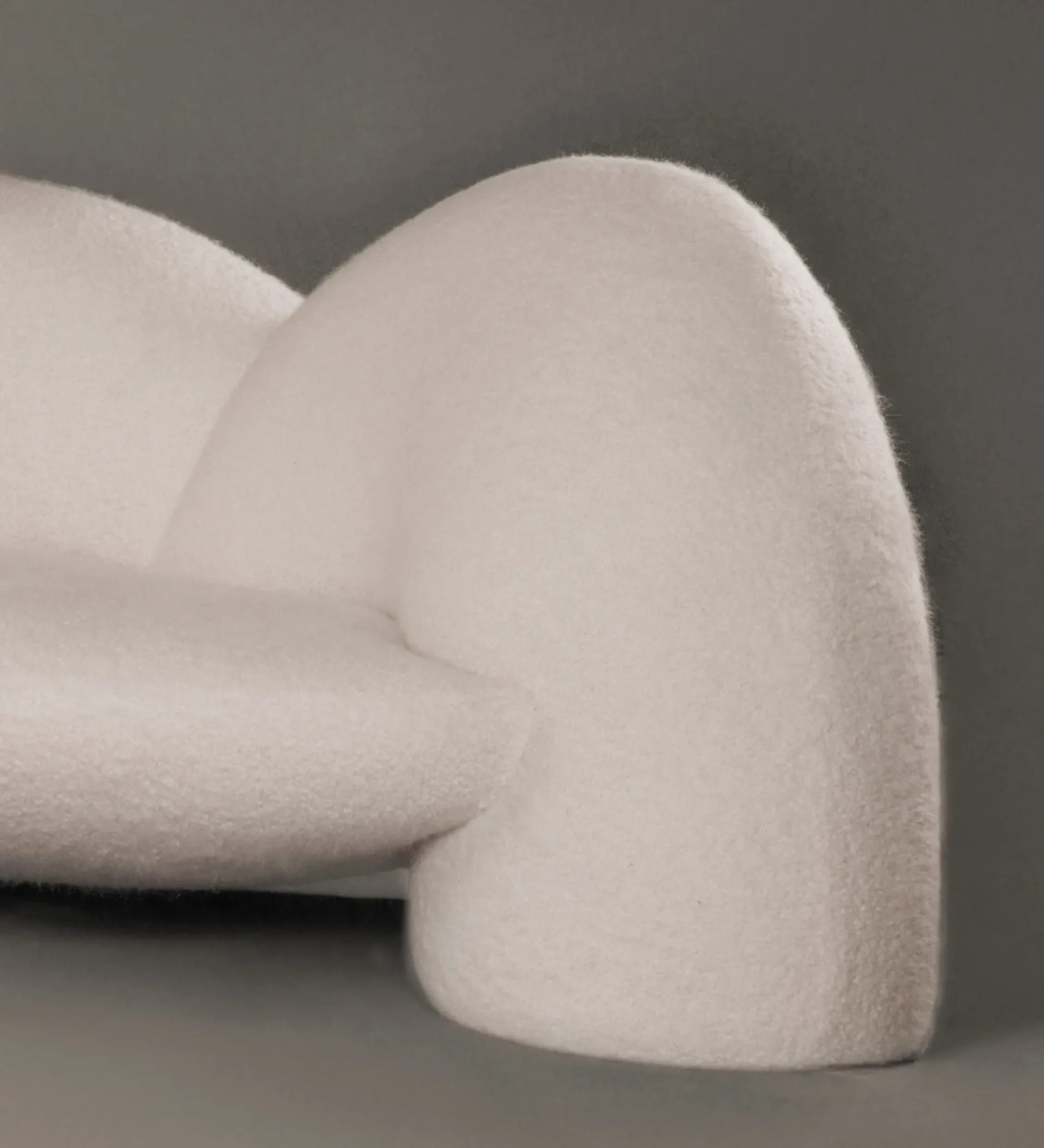organik boucle kanepe, heykelsi contemporary sofa, özel üretim collectible design kanepe, modern luxury sculptural koltuk, yere yakın organik form kanepe