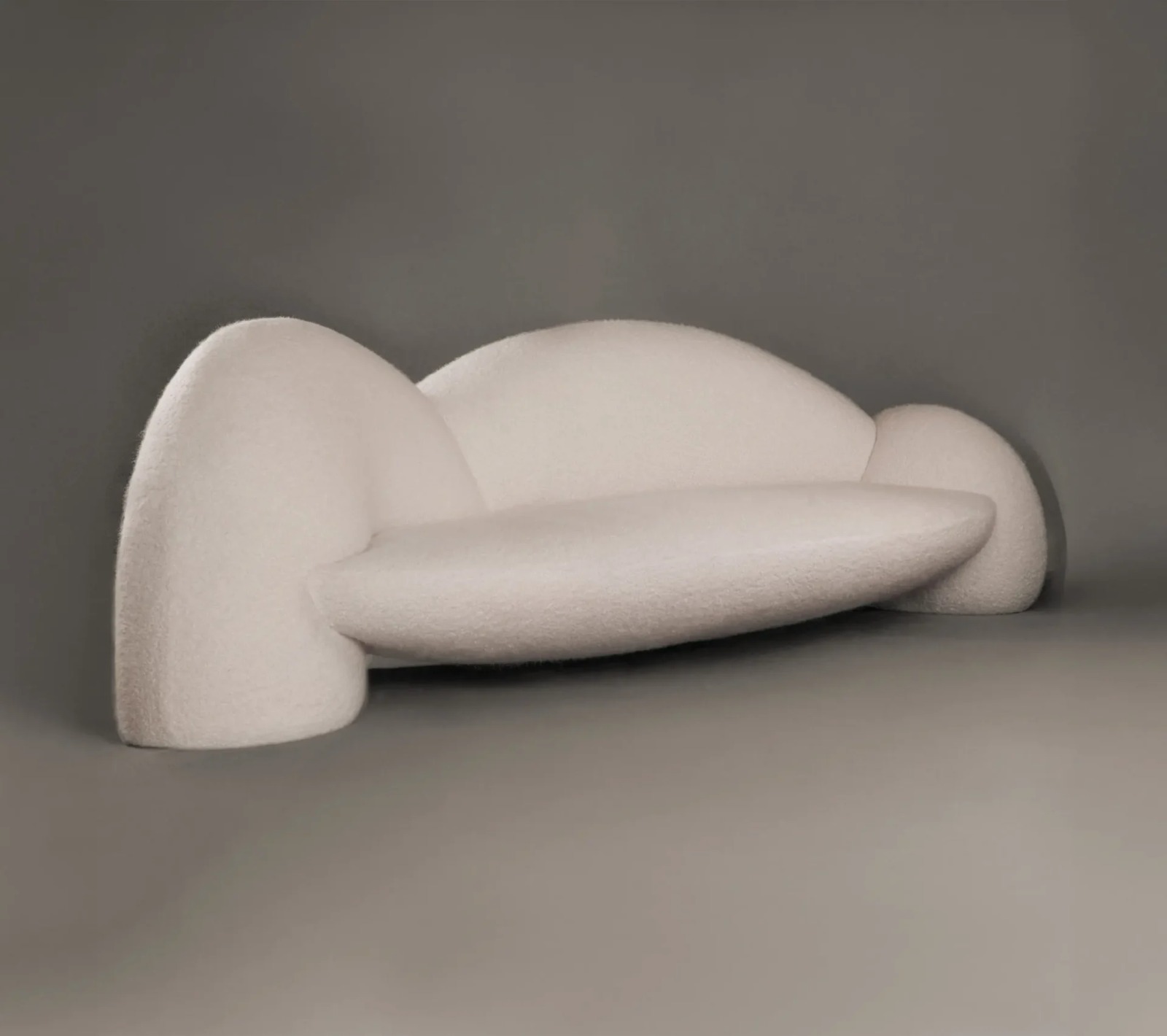 organik boucle kanepe, heykelsi contemporary sofa, özel üretim collectible design kanepe, modern luxury sculptural koltuk, yere yakın organik form kanepe