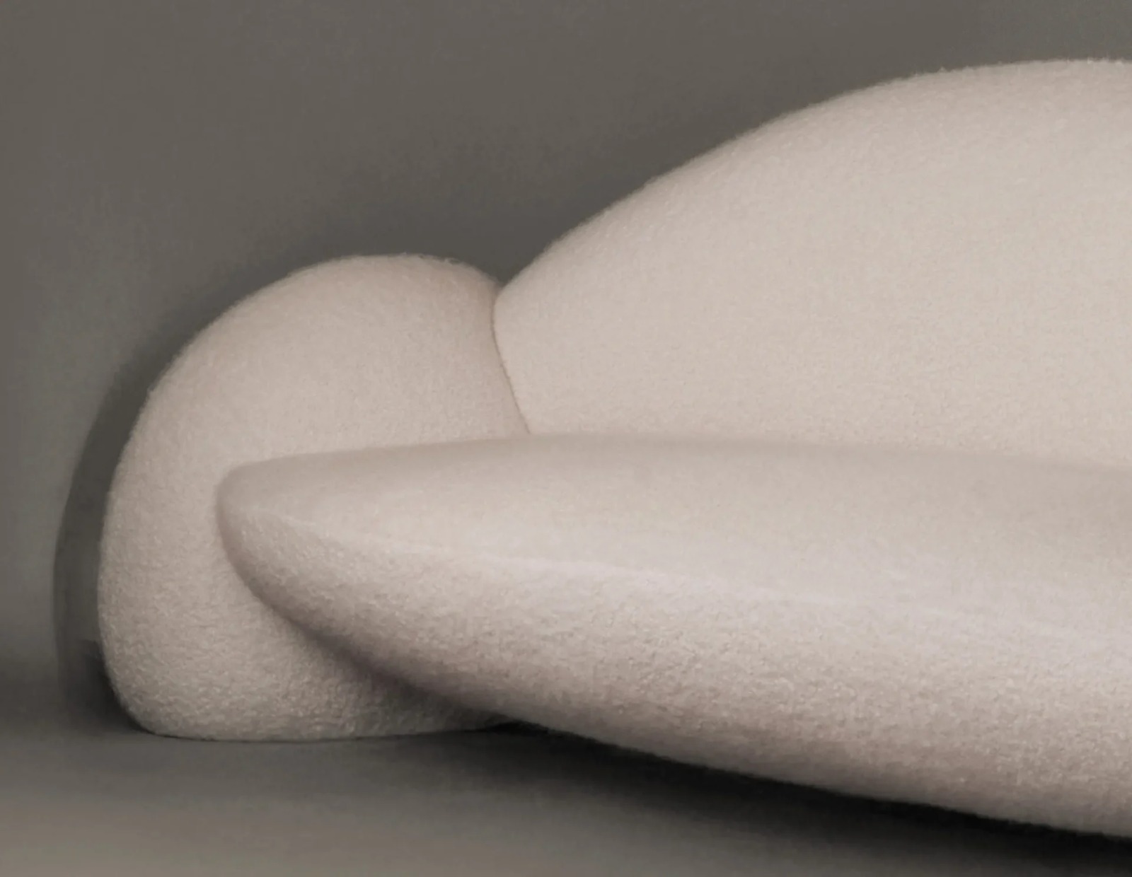 organik boucle kanepe, heykelsi contemporary sofa, özel üretim collectible design kanepe, modern luxury sculptural koltuk, yere yakın organik form kanepe