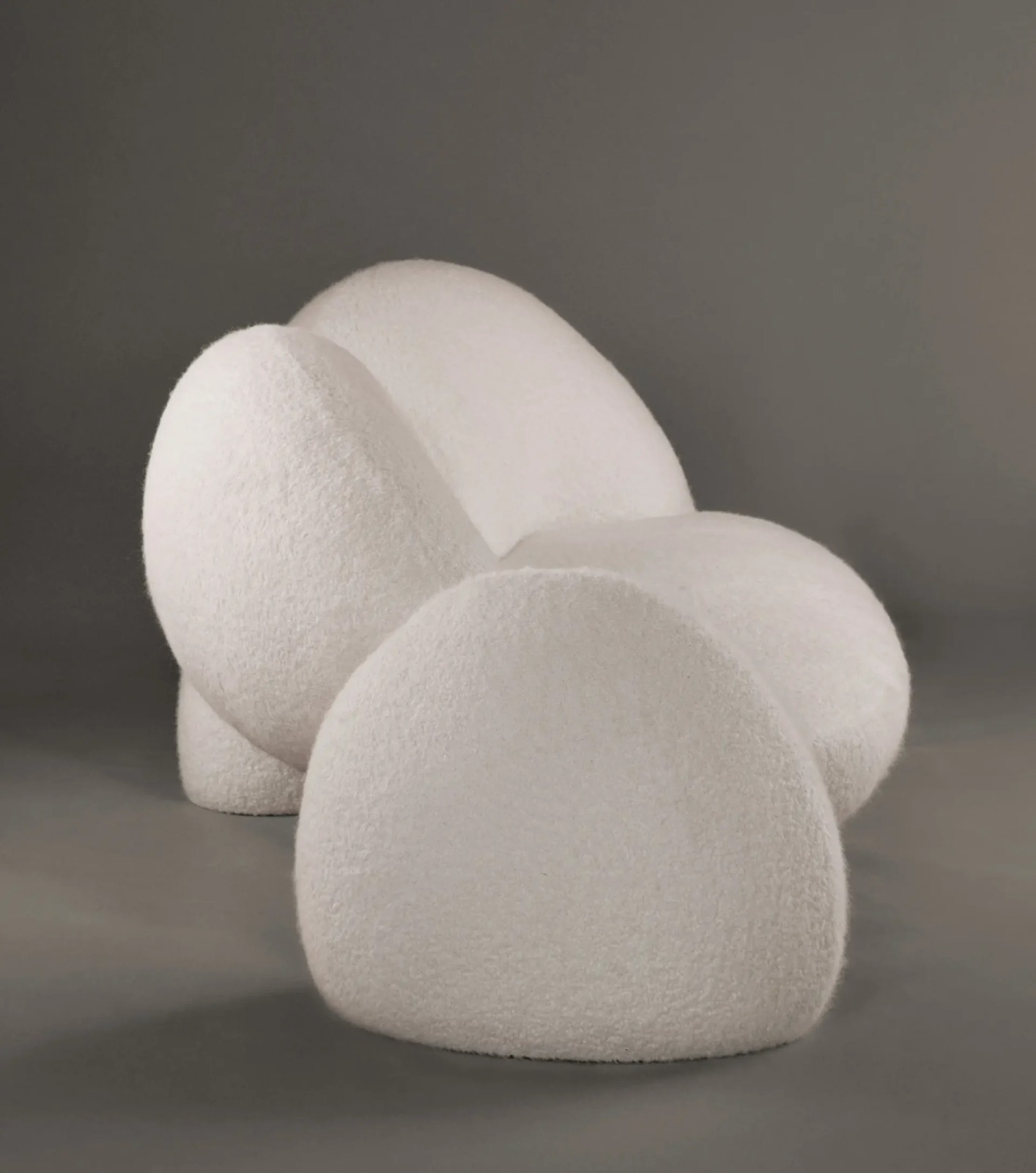 organik boucle kanepe, heykelsi contemporary sofa, özel üretim collectible design kanepe, modern luxury sculptural koltuk, yere yakın organik form kanepe