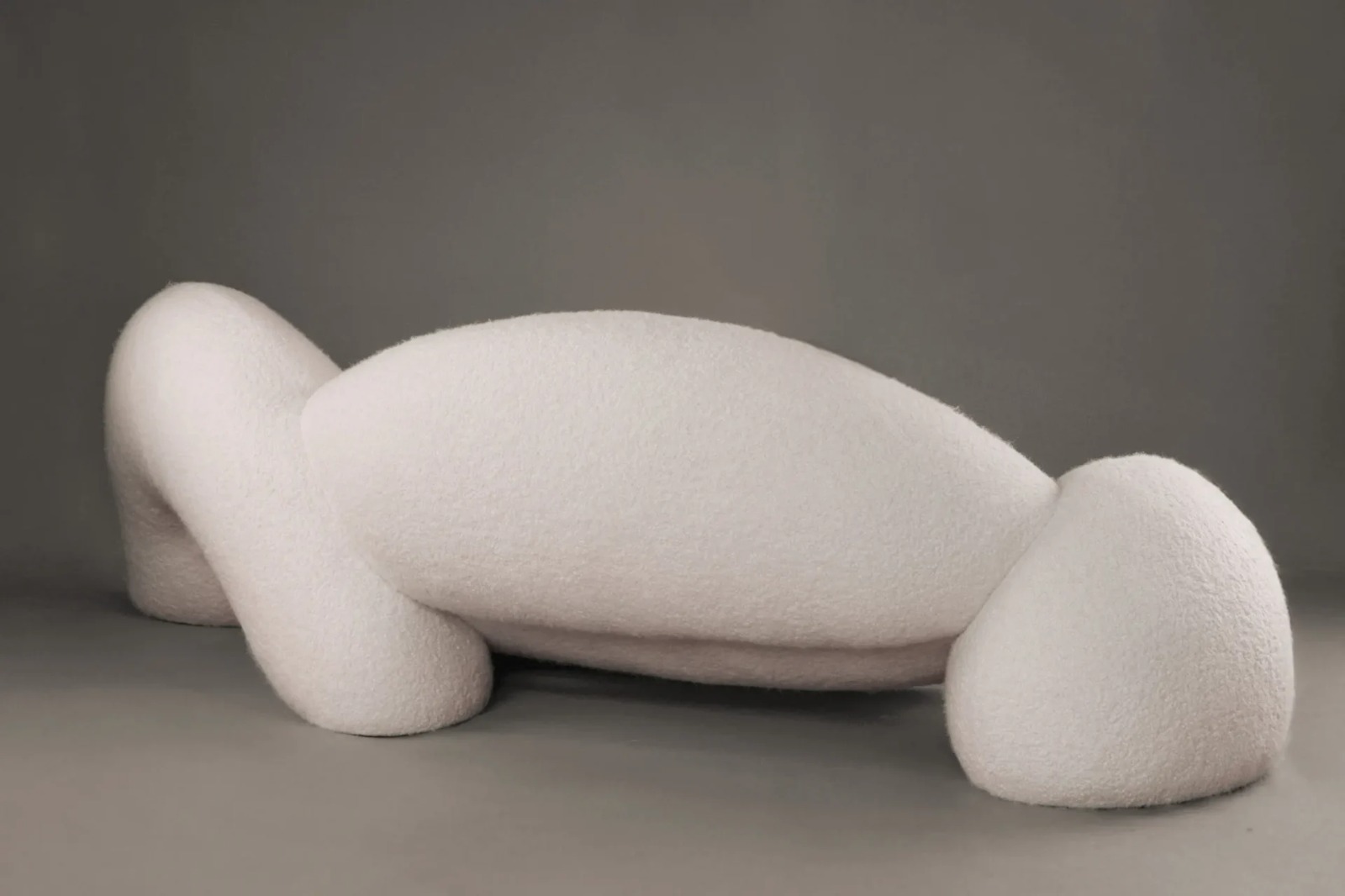 organik boucle kanepe, heykelsi contemporary sofa, özel üretim collectible design kanepe, modern luxury sculptural koltuk, yere yakın organik form kanepe