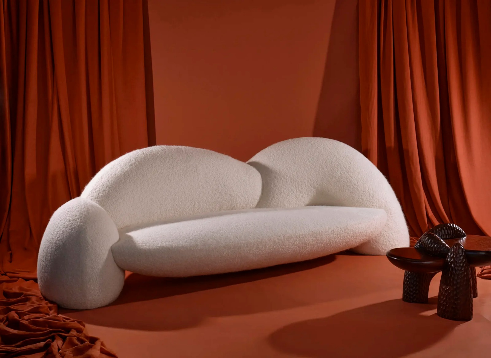 organik boucle kanepe, heykelsi contemporary sofa, özel üretim collectible design kanepe, modern luxury sculptural koltuk, yere yakın organik form kanepe