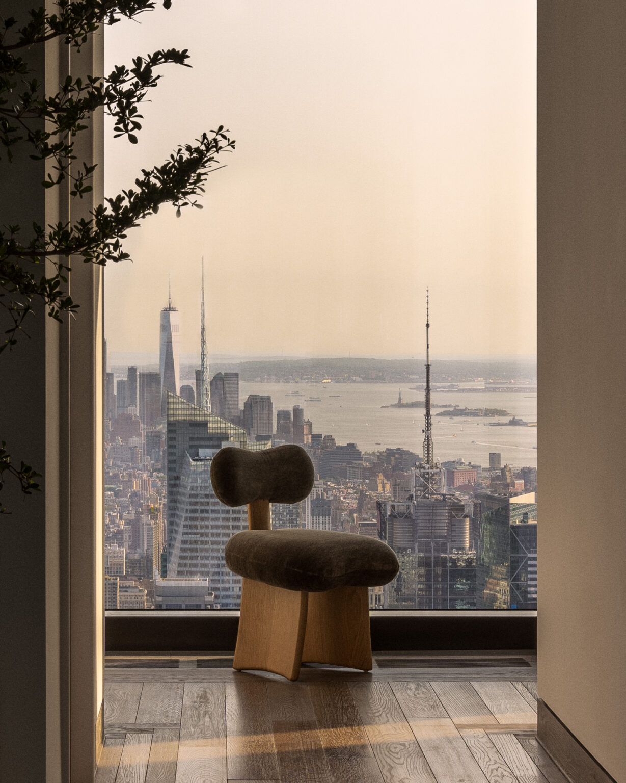 organik modern sandalye, boucle contemporary dining chair, özel üretim sculptural sandalye, masif ahşap tasarım chair, collectible artisan yemek sandalyesi