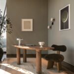 organik modern sandalye, boucle contemporary dining chair, özel üretim sculptural sandalye, masif ahşap tasarım chair, collectible artisan yemek sandalyesi