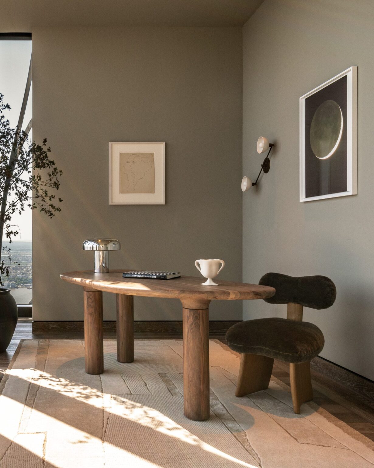 organik modern sandalye, boucle contemporary dining chair, özel üretim sculptural sandalye, masif ahşap tasarım chair, collectible artisan yemek sandalyesi
