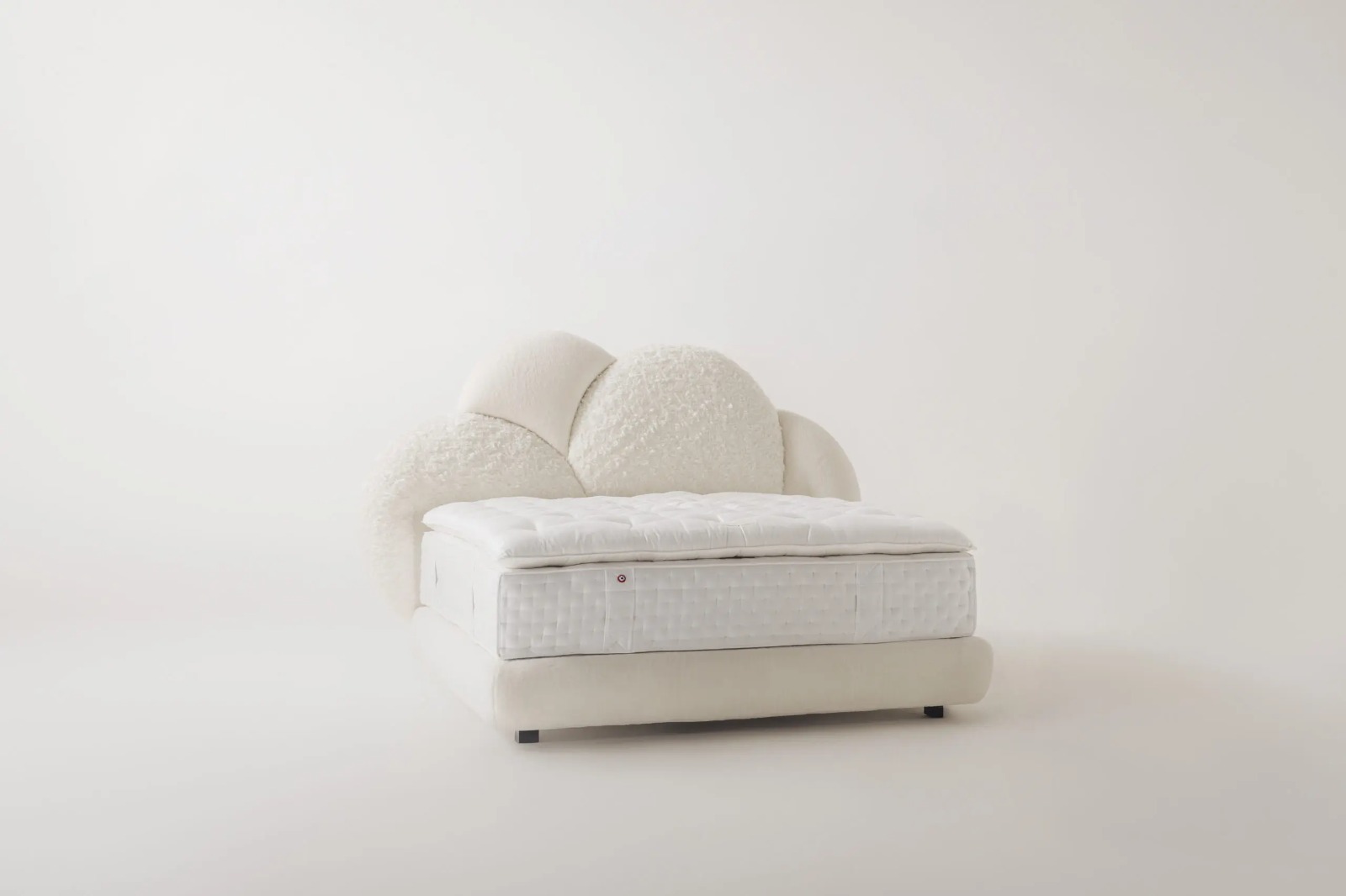 bulut formlu modern karyola, boucle kumaş luxury bed, özel üretim organik başlıklı yatak, contemporary çocuk odası karyolası, oversized sculptural tasarım yatak