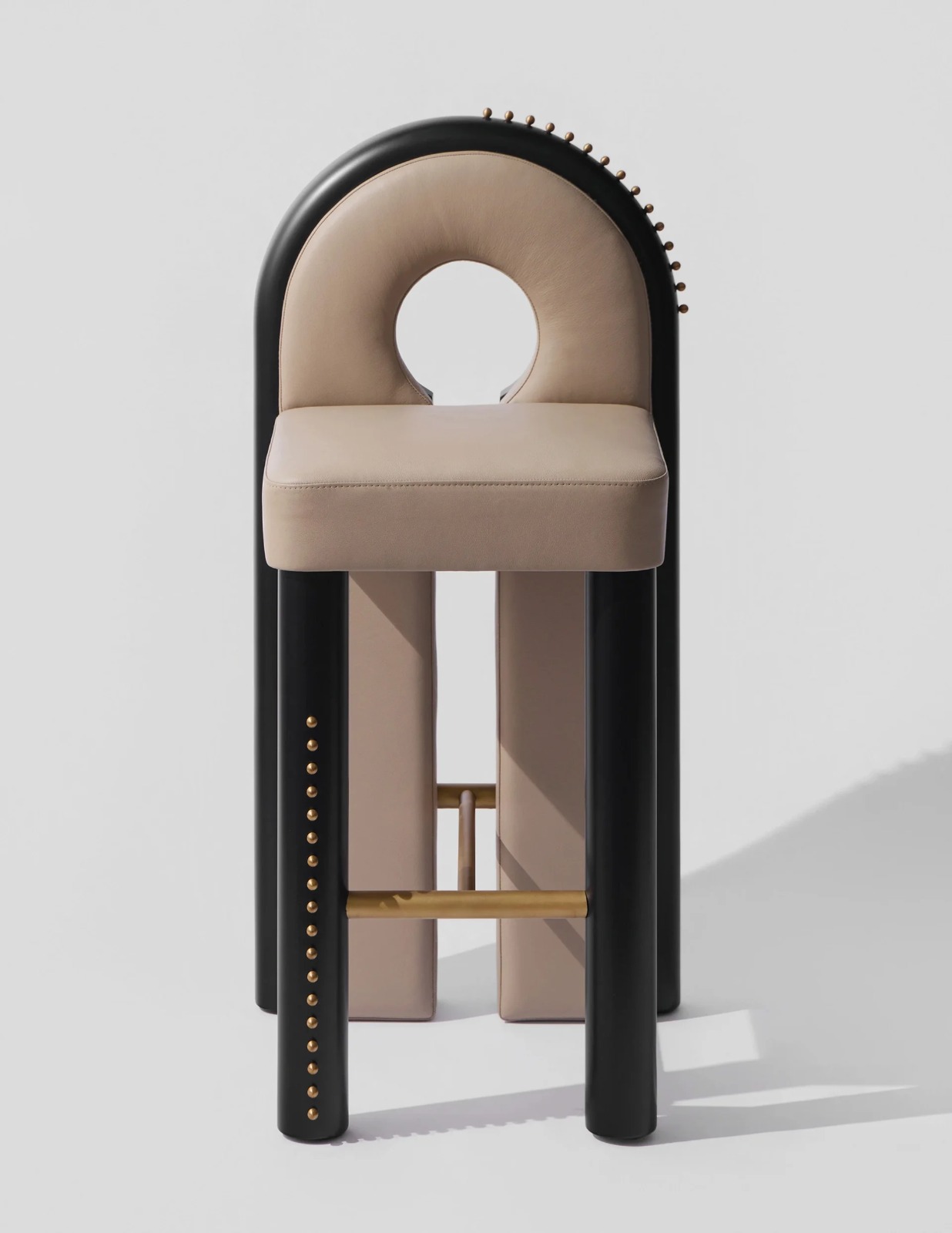 siyah kemer sırtlı özel üretim bar sandalyesi, taba deri özel ölçü luxury bar chair, pirinç zımbalı sipariş mobilya tabure, yuvarlak sırt boşluklu ısmarlama mobilya, Art Deco tarzı lüks bar sandalyesi