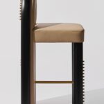 siyah kemer sırtlı özel üretim bar sandalyesi, taba deri özel ölçü luxury bar chair, pirinç zımbalı sipariş mobilya tabure, yuvarlak sırt boşluklu ısmarlama mobilya, Art Deco tarzı lüks bar sandalyesi