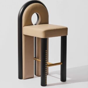 siyah kemer sırtlı özel üretim bar sandalyesi, taba deri özel ölçü luxury bar chair, pirinç zımbalı sipariş mobilya tabure, yuvarlak sırt boşluklu ısmarlama mobilya, Art Deco tarzı lüks bar sandalyesi