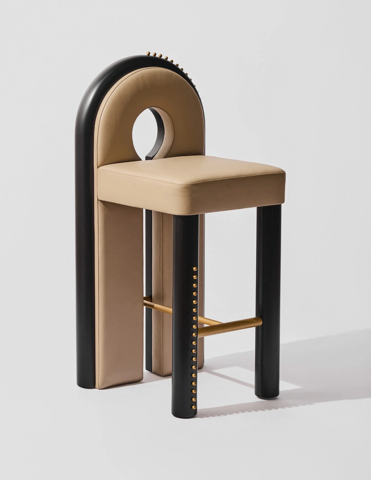 siyah kemer sırtlı özel üretim bar sandalyesi, taba deri özel ölçü luxury bar chair, pirinç zımbalı sipariş mobilya tabure, yuvarlak sırt boşluklu ısmarlama mobilya, Art Deco tarzı lüks bar sandalyesi