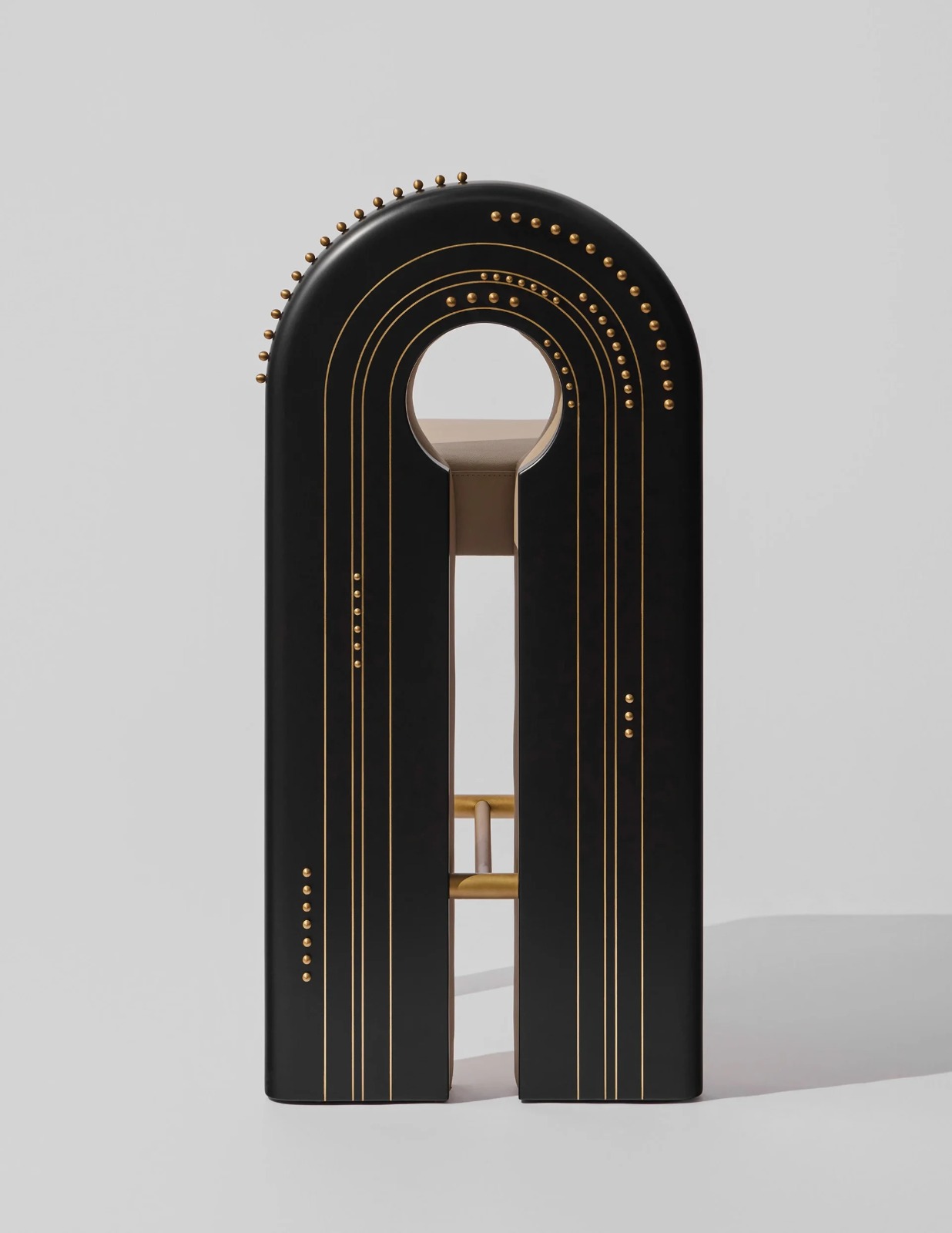 siyah kemer sırtlı özel üretim bar sandalyesi, taba deri özel ölçü luxury bar chair, pirinç zımbalı sipariş mobilya tabure, yuvarlak sırt boşluklu ısmarlama mobilya, Art Deco tarzı lüks bar sandalyesi