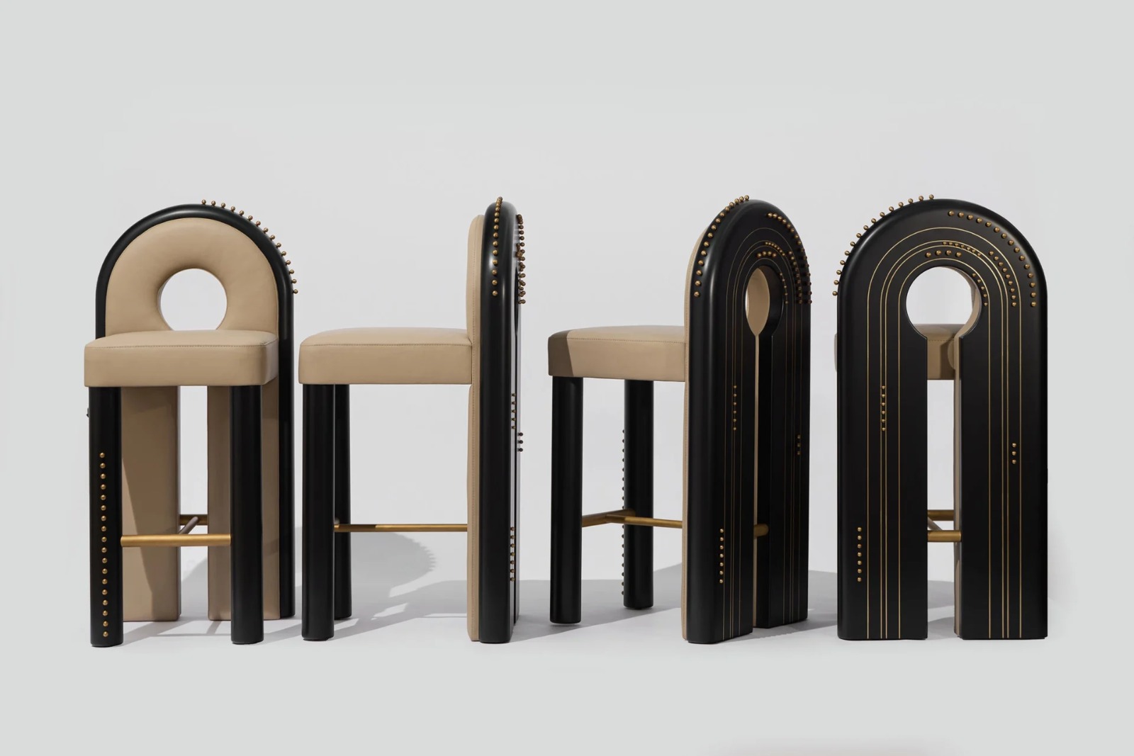 siyah kemer sırtlı özel üretim bar sandalyesi, taba deri özel ölçü luxury bar chair, pirinç zımbalı sipariş mobilya tabure, yuvarlak sırt boşluklu ısmarlama mobilya, Art Deco tarzı lüks bar sandalyesi