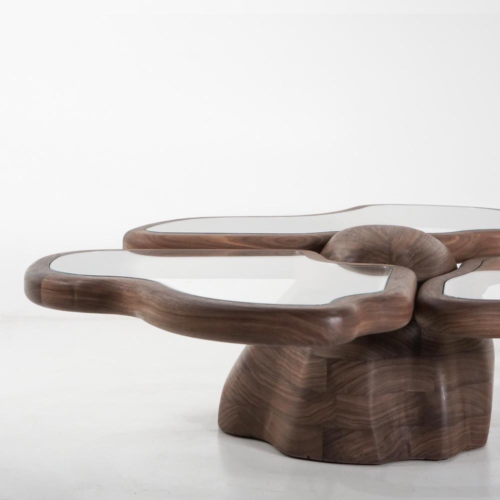 organik formlu orta sehpa, cam detaylı contemporary coffee table, masif ceviz tasarım sehpa, özel üretim heykelsi orta sehpa, luxury modern salon sehpası
