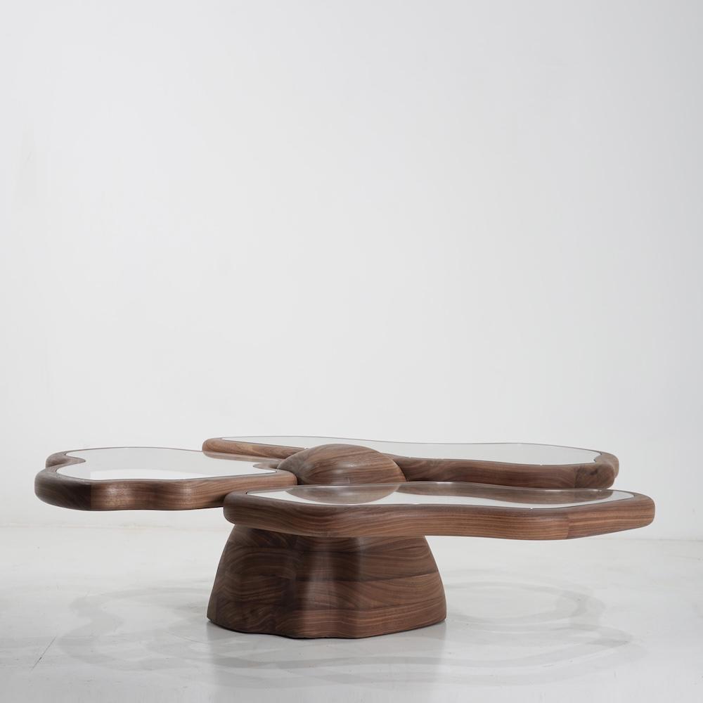 organik formlu orta sehpa, cam detaylı contemporary coffee table, masif ceviz tasarım sehpa, özel üretim heykelsi orta sehpa, luxury modern salon sehpası