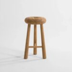 masif meşe özel üretim bar taburesi, yuvarlak oturumlu özel ölçü stool, konik ayaklı sipariş mobilya tabure, torna detaylı ısmarlama mobilya, doğal ahşap luxury bar stool