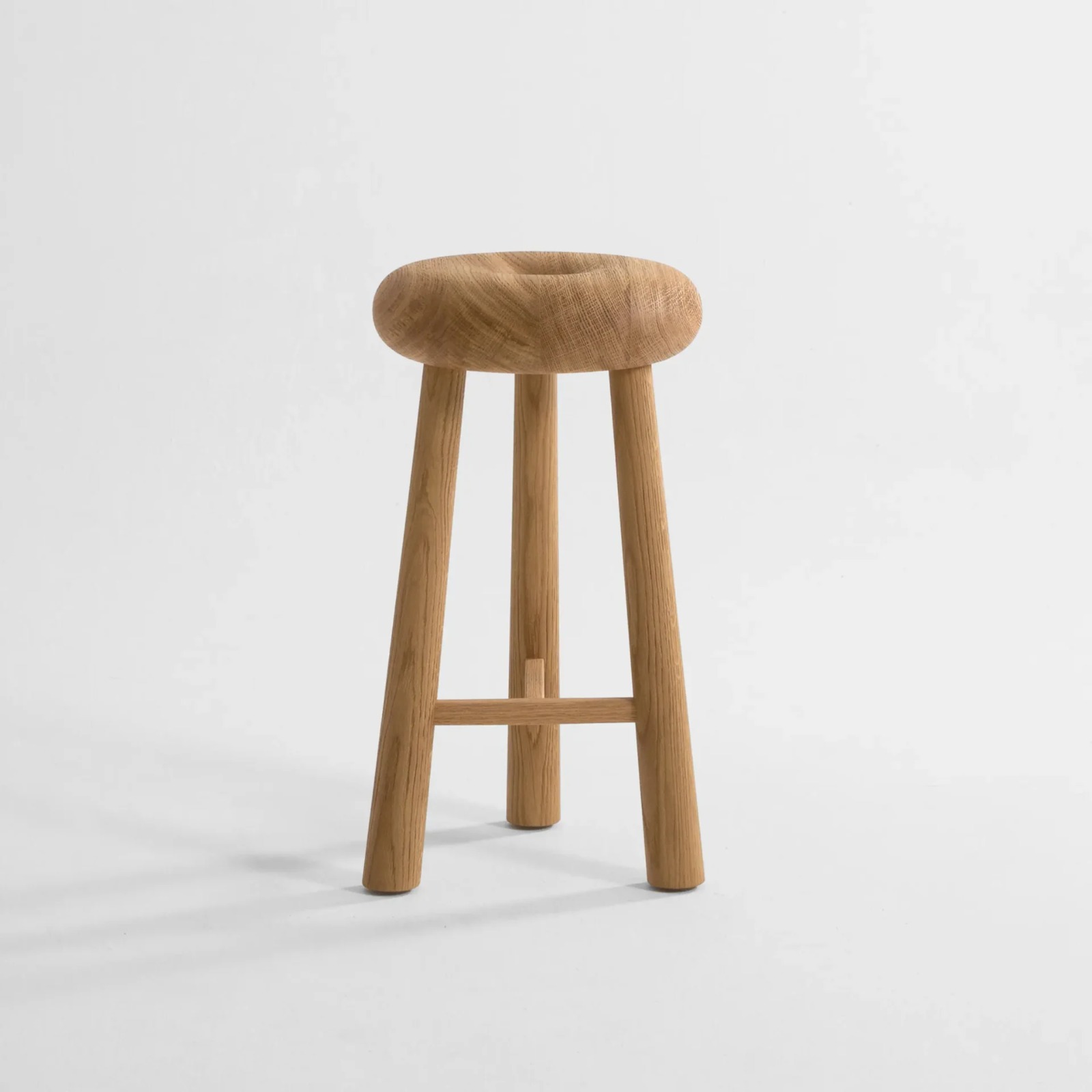masif meşe özel üretim bar taburesi, yuvarlak oturumlu özel ölçü stool, konik ayaklı sipariş mobilya tabure, torna detaylı ısmarlama mobilya, doğal ahşap luxury bar stool