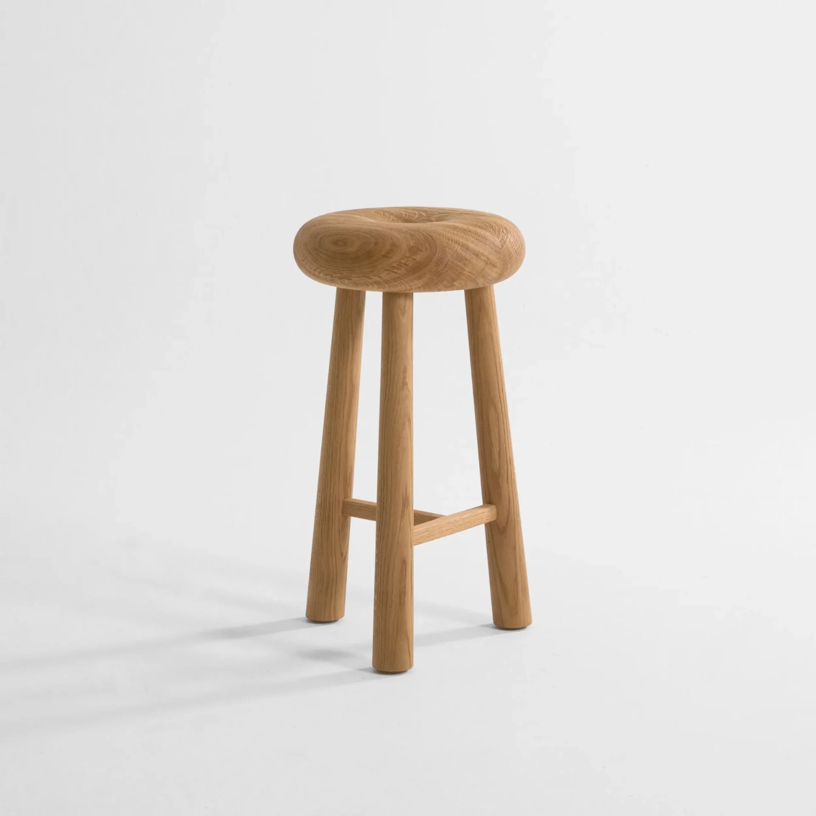 masif meşe özel üretim bar taburesi, yuvarlak oturumlu özel ölçü stool, konik ayaklı sipariş mobilya tabure, torna detaylı ısmarlama mobilya, doğal ahşap luxury bar stool